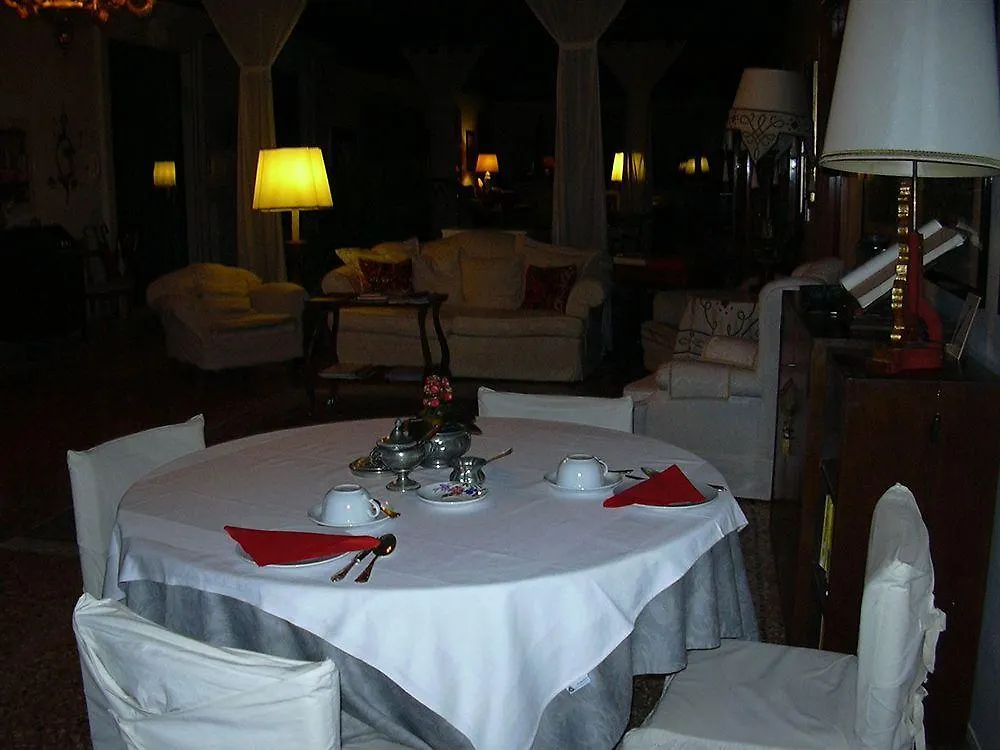 At Home A Palazzo Venice